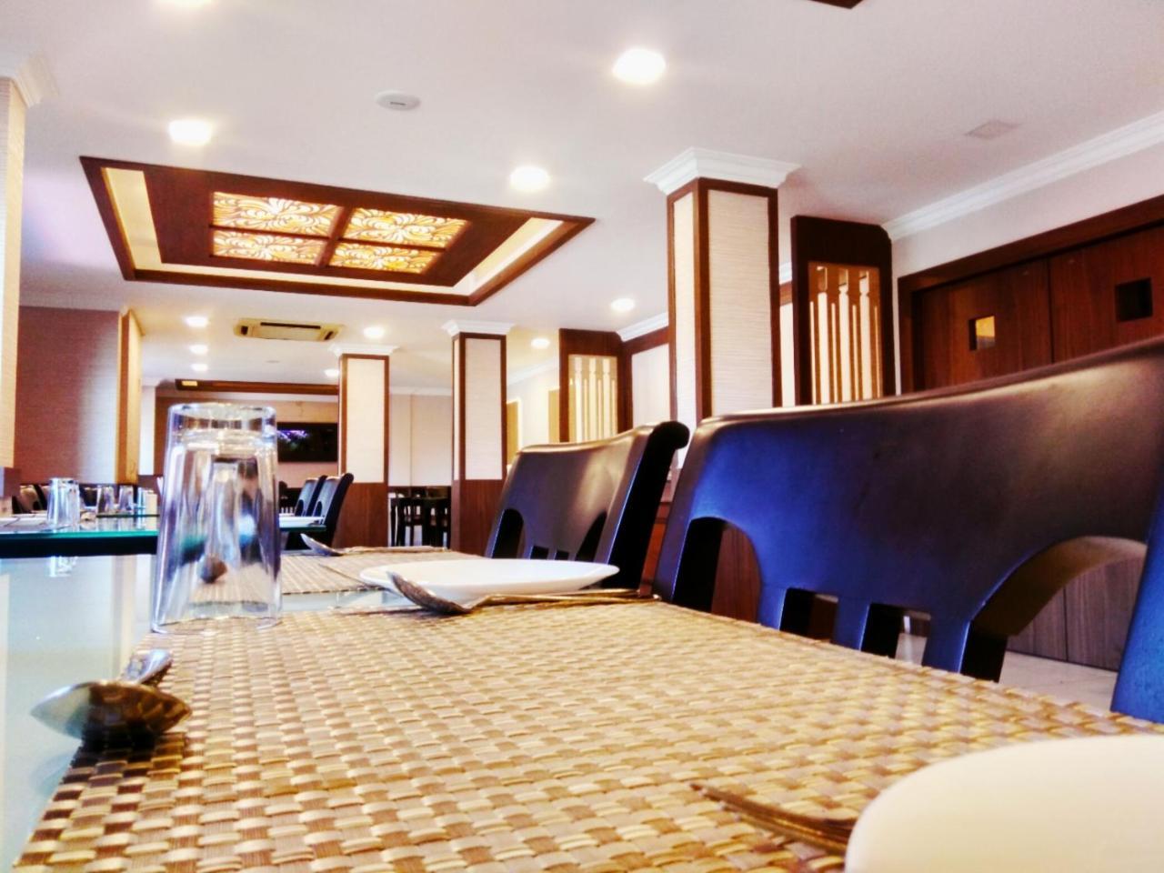 Prayana Hotels Kochi Exterior foto